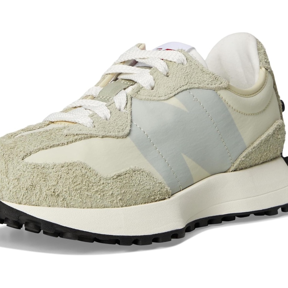 New Balance 327 in Green/Beige. NIB